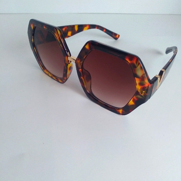 Accessories - Leopard Print Oversized Gold V-Shaped Detail Sunglasses